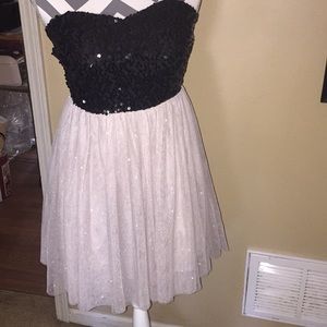 Beautiful size small dress. Bag #71